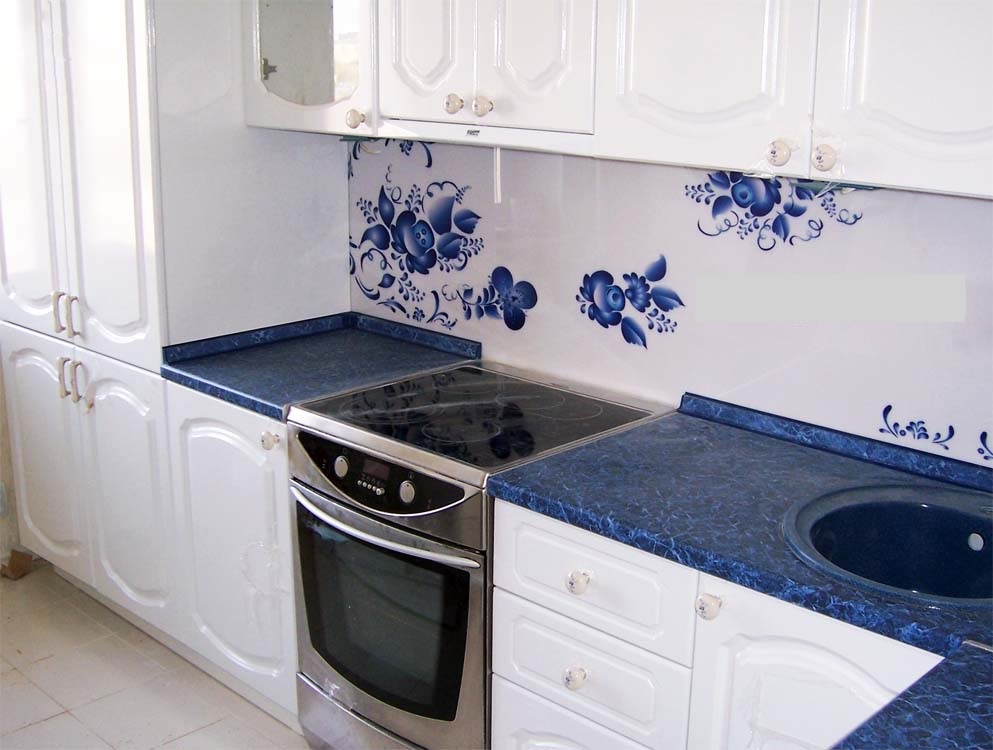 Белая кухня синяя столешница